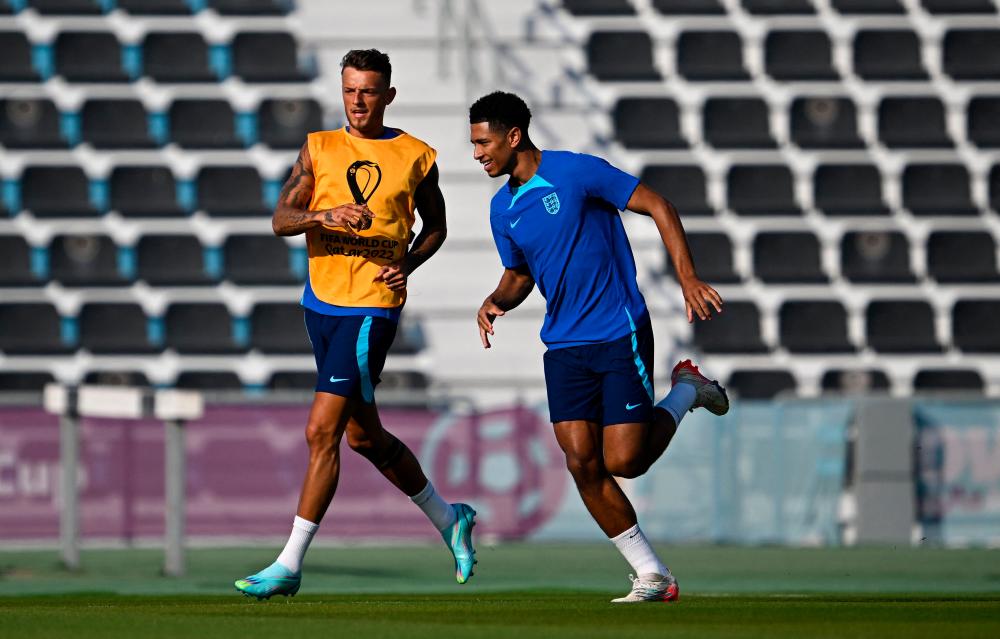 England’s defender #21 Ben White (L) and England’s midfielder #22 Jude Bellingham attend a training session at Al Wakrah SC Stadium in Al Wakrah, south of Doha on November 24, 2022, on the eve of the Qatar 2022 World Cup football match between England and USA. AFPPIX