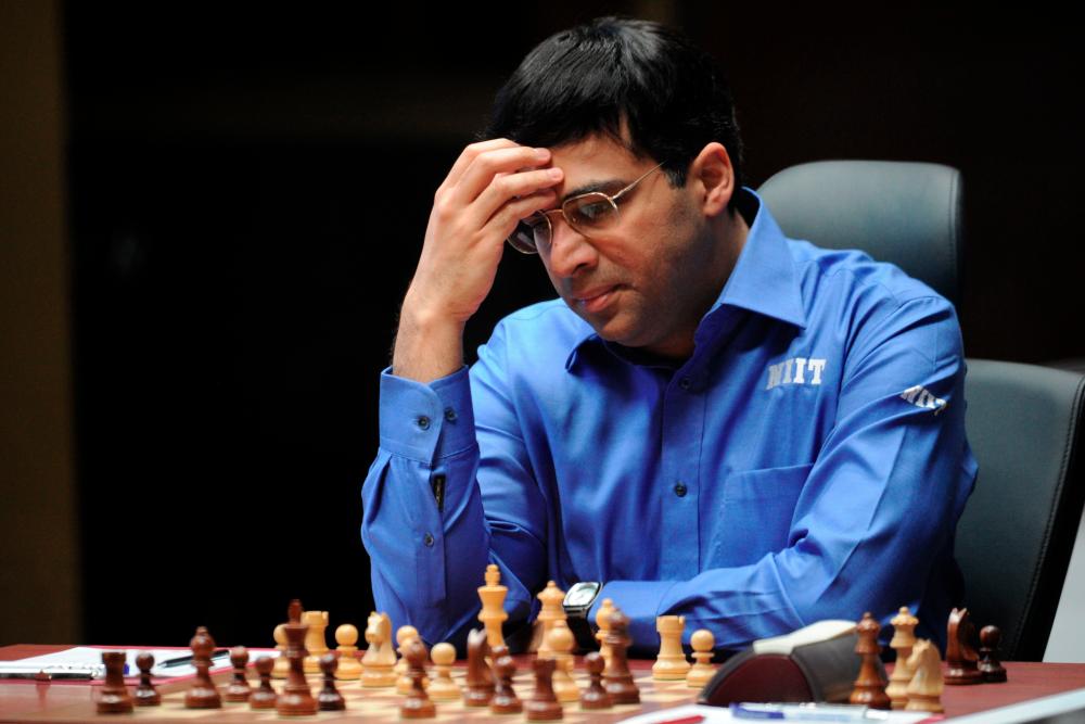 (FILES) In this file photo taken on May 11, 2012 Indian grandmaster Vishwanathan Anand plays during a FIDE World chess championship match in State Tretyakovsky Gallery in Moscow. Mass lockdowns and “The Queen’s Gambit” have brought unexpected gains for chess during the coronavirus, Indian grandmaster Vishwanathan Anand told AFP, praising the hit TV show’s “accurate portrayal” of the game. AFP / Kirill KUDRYAVTSEV