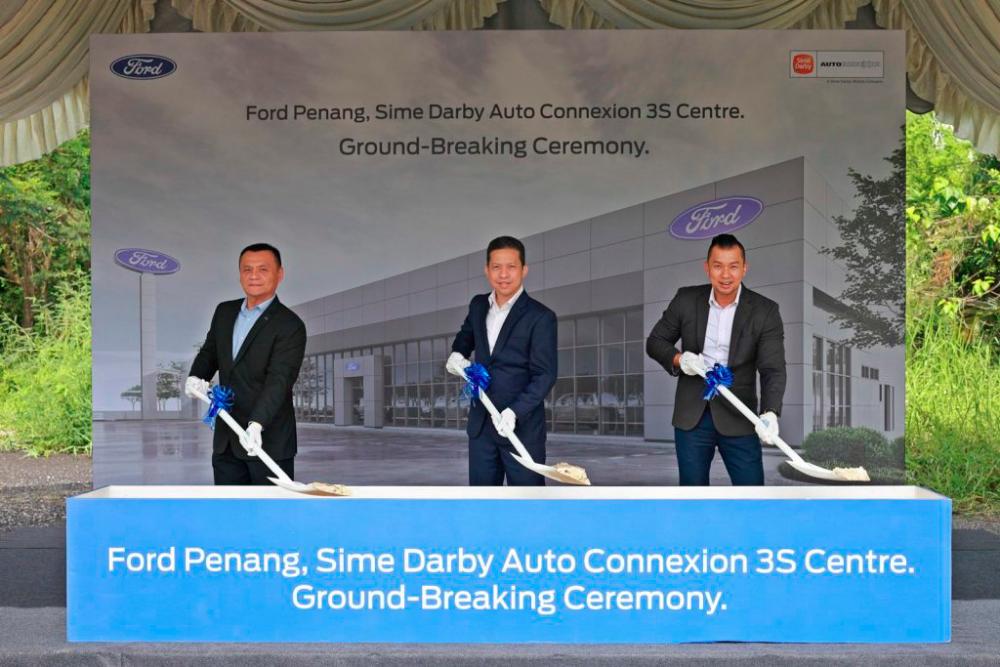 $![Left to right] George Ngian, Head of Sales Distribution, Sime Darby Auto ConneXion-Ford, Turse Zuhair, Managing Director, Sime Darby Auto ConneXion-Ford, and Peter Chan, Dealer Principal of Sime Darby Auto ConneXion-Ford Penang, at the ground-breaking ceremony to mark the commencement of work on the new Ford 3S Centre.