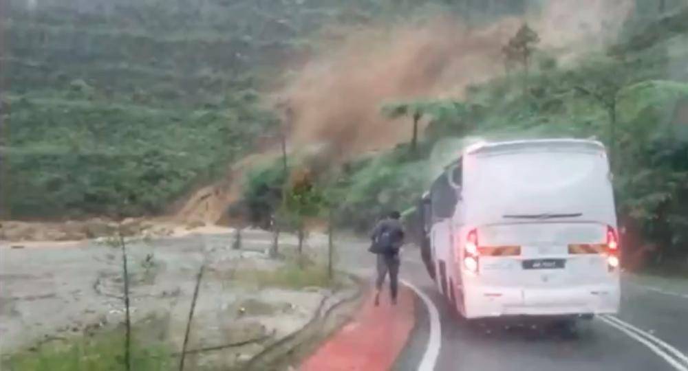 (Video) Landslide occurs at Genting-Amber Court Road