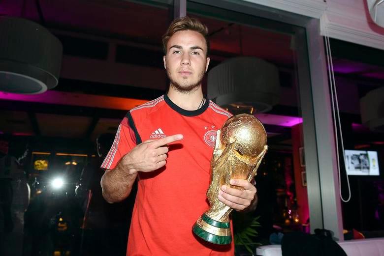 Germany’s Mario Goetze poses with the World Cup trophy during the DFB-WM gala party at the Sheraton hotel in Rio de Janeiro July 13, 2014. REUTERSPIX