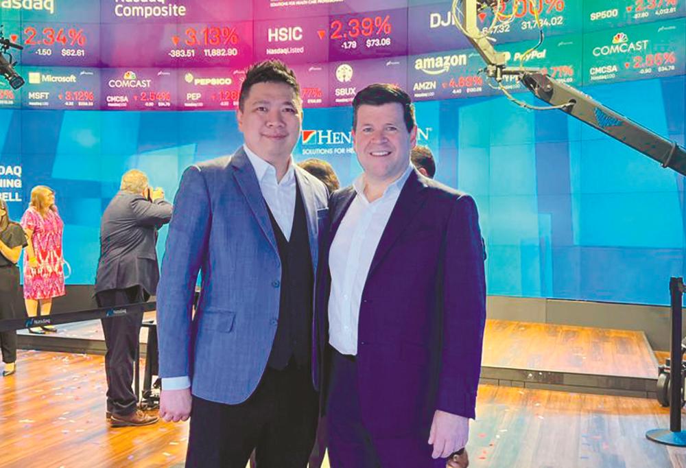 Lee (left) with vice-chairman of Nasdaq’s Listing Services Bob McCooey