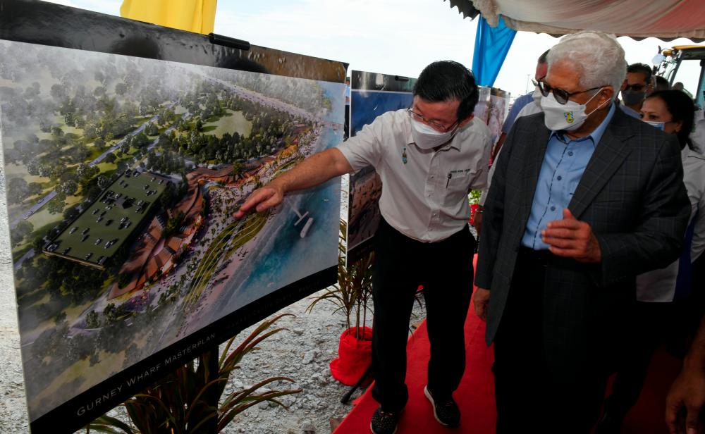 Ketua Menteri Pulau Pinang Chow Kon Yeow (kiri) menunjukkan lakaran Gurney Wharf kepada Yang Dipertua Negeri Tun Ahmad Fuzi Abdul Razak pada majlis pecah tanah projek Gurney Wharf di Persiaran Gurney hari ini. BERNAMApix