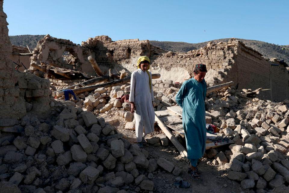 Penduduk Afghanistan berjalan melalui serpihan rumah yang rosak selepas gempa bumi baru-baru ini di kampung Wor Kali di daerah Barmal wilayah Paktika, Afghanistan, 25 Jun 2022. REUTERSPIX