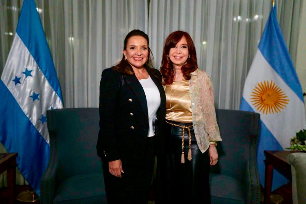 Honduran president-elect Xiomara Castro (L) and Argentina’s Vice President Cristina Fernandez de Kirchner pose during a meeting in Tegucigalpa on January 26, 2022. AFPPIX