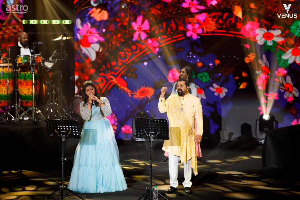 $!Padma Shree Hariharan and Sri Nisha performing his popular song.