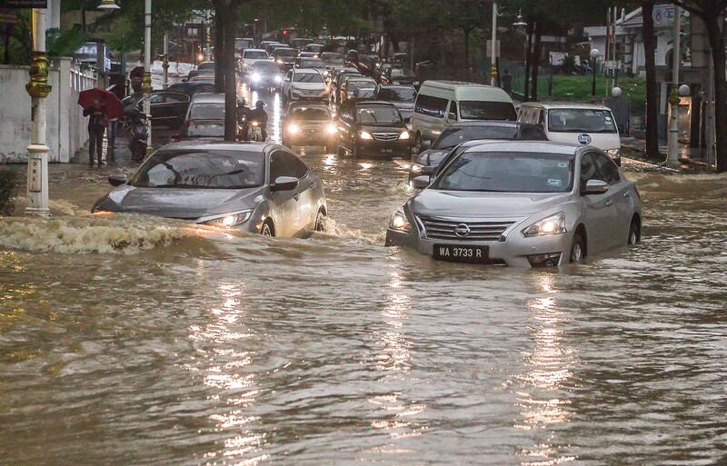 $!Motorists braving floodwaters in Kuala Lumpur. – ADIB RAWI YAHYA/THESUN