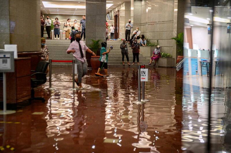 $!Floodwaters also entered at the lobby of a building near the Kuala Lumpur Convention Centre. – BERNAMAPIX