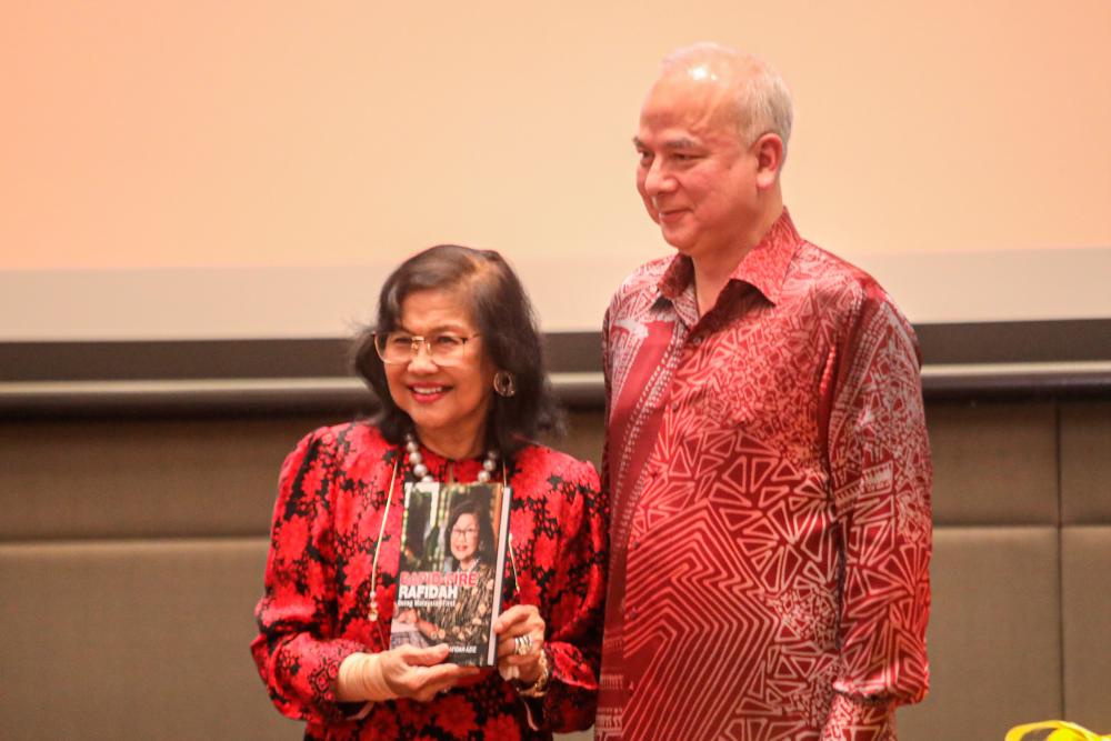Sultan Nazrin and Rafidah at the book launch. – AMIRUL SYAFIQ/THESUN