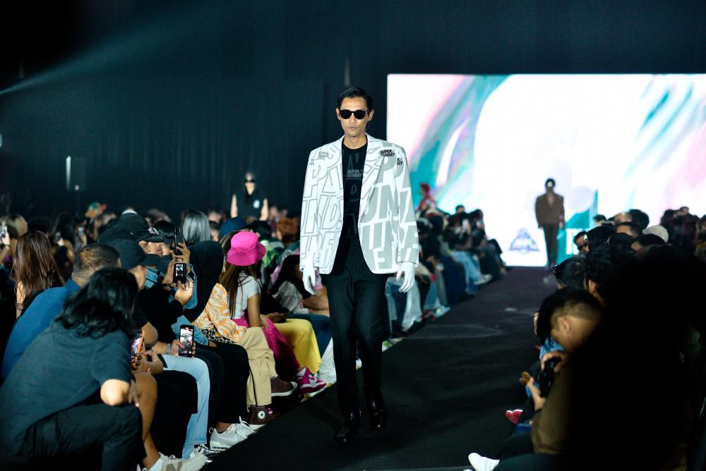 Super Sunday debuted a stunning new collection at KLFW2023. – PICS BY SUPER SUNDAY.