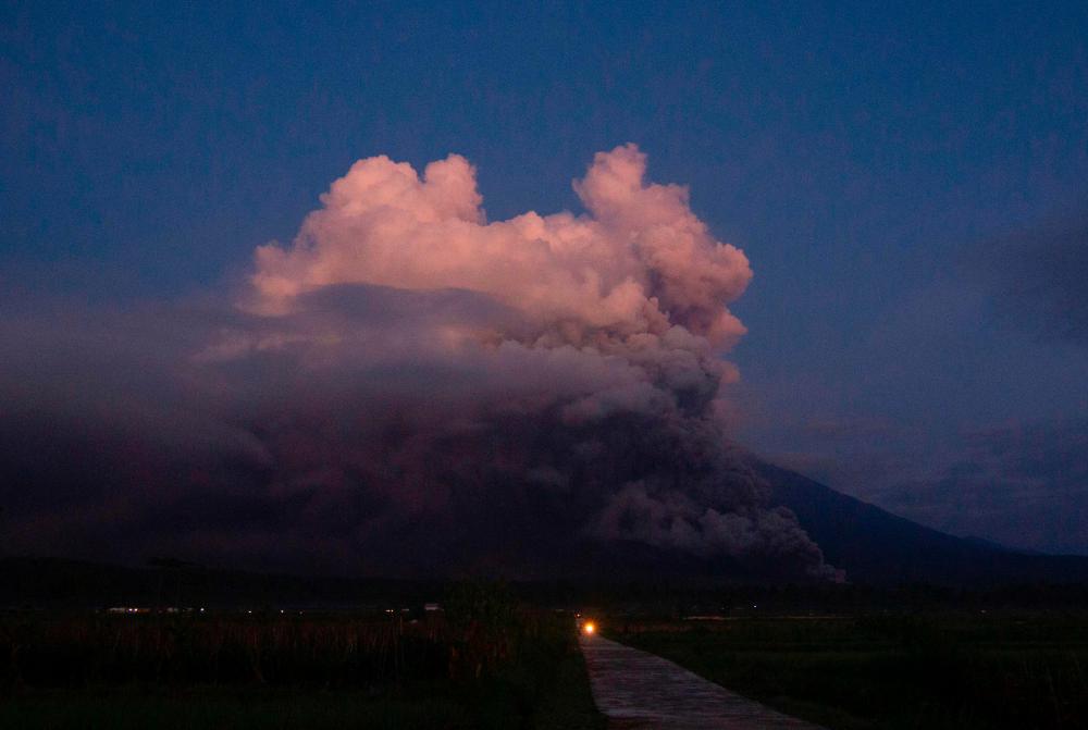 Mount Semeru spews smoke and ash in Lumajang on December 4, 2022/AFPPix