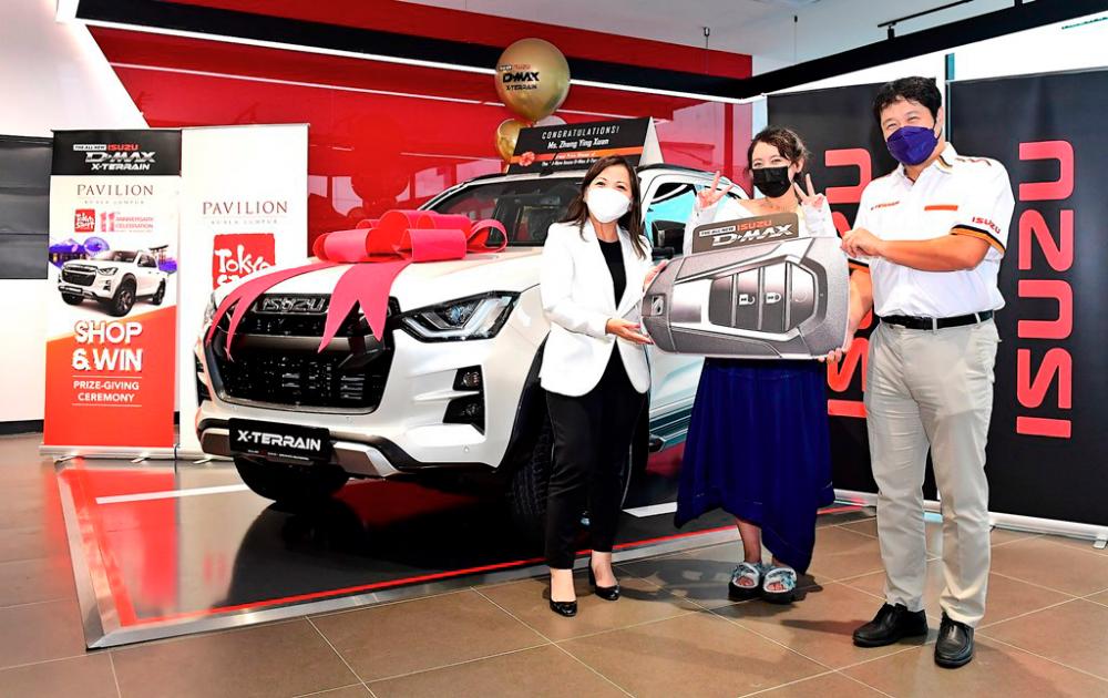 $!Zhang Ying Xuan being presented the ‘key’ to her Isuzu D-MAX X-Terrain prize by the Director of Marketing, Pavilion REIT Malls, Kung Suan Ai (left) and Chief Operating Officer, Isuzu Malaysia, Kenkichi Sogo (right)