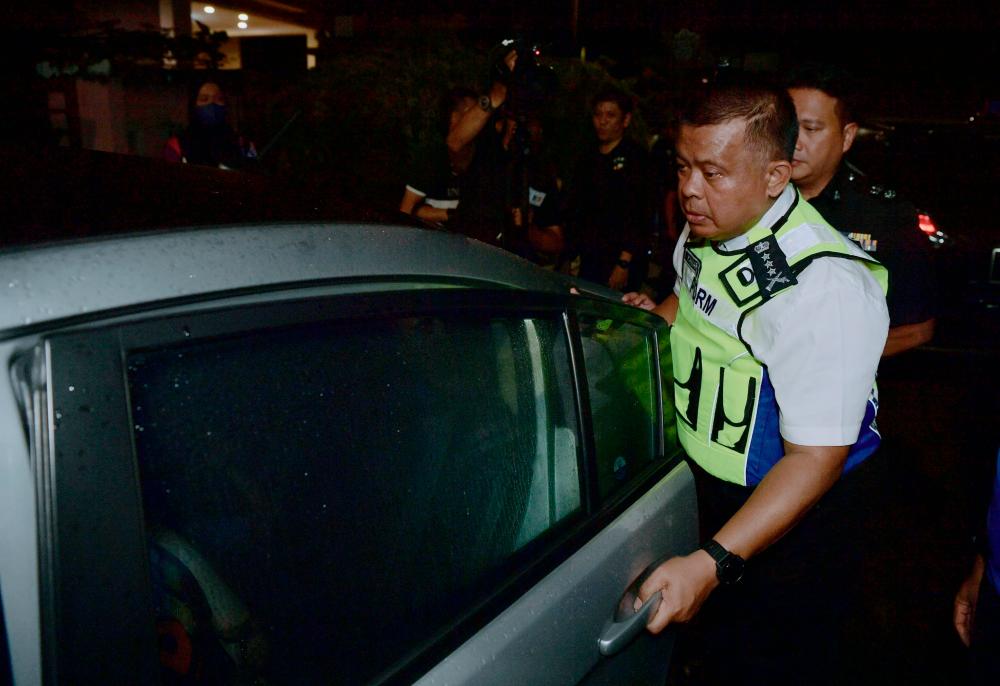 Ketua Polis Johor Datuk Kamarul Zaman Mamat melihat suspek yang ditahan dalam kederaan Polis selepas melawat rumah di mana mangsa kanak-kanak mati didera hari ini. -fotoBERNAMA