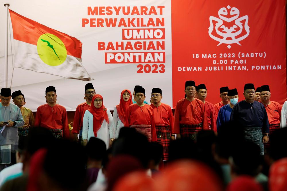PONTIAN, 18 Mac -- Setiausaha Agung Umno Datuk Seri Ahmad Maslan (tiga, kanan) dan Ketua Umno Bahagian Pontian Datuk Seri Hasni Mohamad (dua kanan ketika hadir Mesyuarat Perwakilan Umno Bahagian Pontian 2023 di Dewan Jubli Intan, Pontian, hari ini. fotoBERNAMA