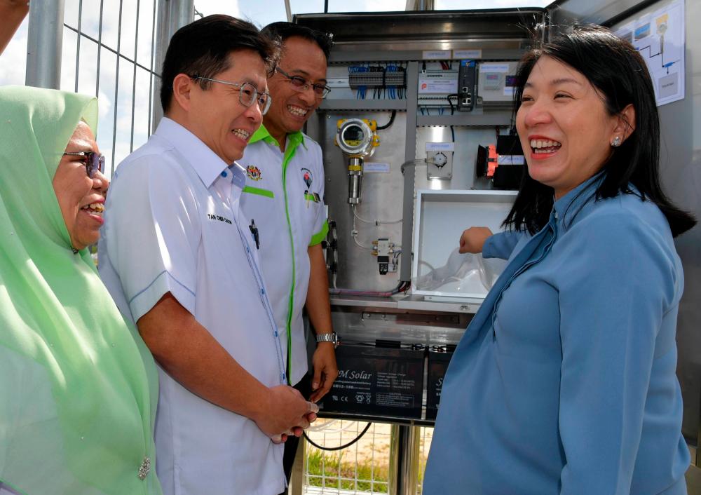 Energy, Science, Technology, Environment and Climate Change Minister Yeo Bee Yin visits the PID station located at the Pasir Gudang Municipal Council Stadium, before holding a press conference at the Pasir Gudang DOE branch today. - Bernama