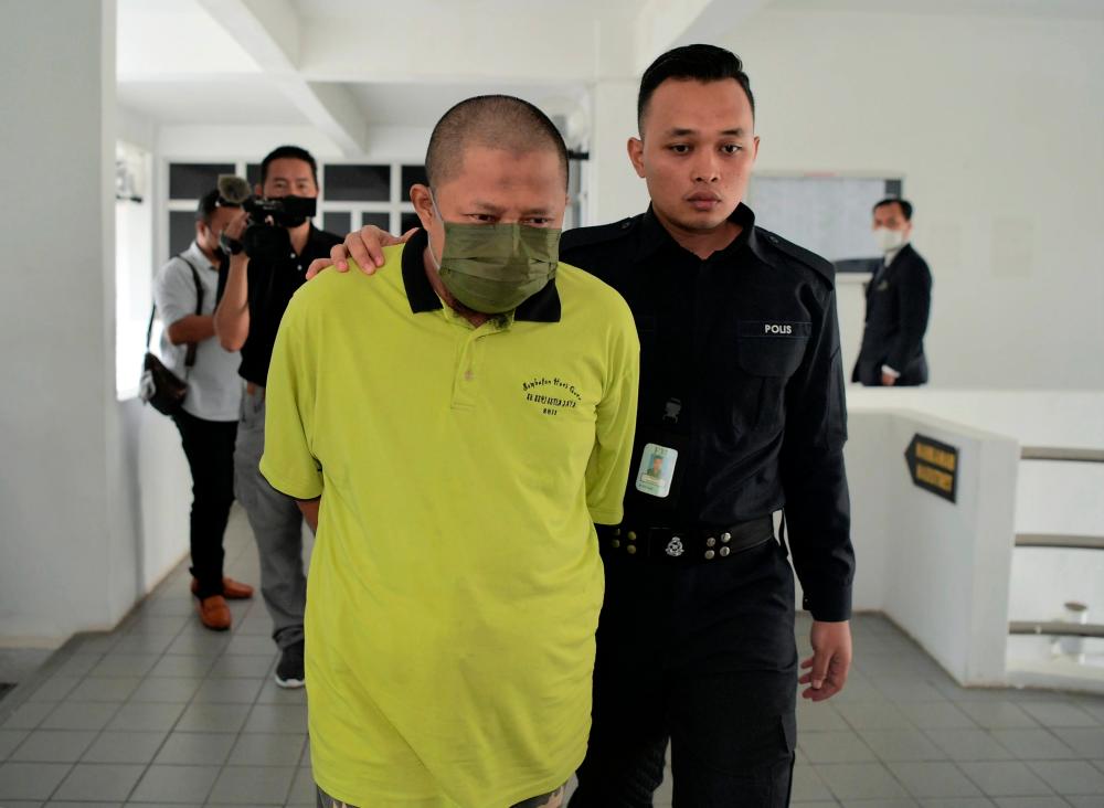 KOTA TINGGI, 22 Sept -- Pengarah agensi pelancongan Mohd Nizam Noh, 49, mengaku bersalah di Mahkamah Sesyen hari ini atas empat pertuduhan pengubahan wang haram berjumlah RM295,550, tiga tahun lepas. fotoBERNAMA