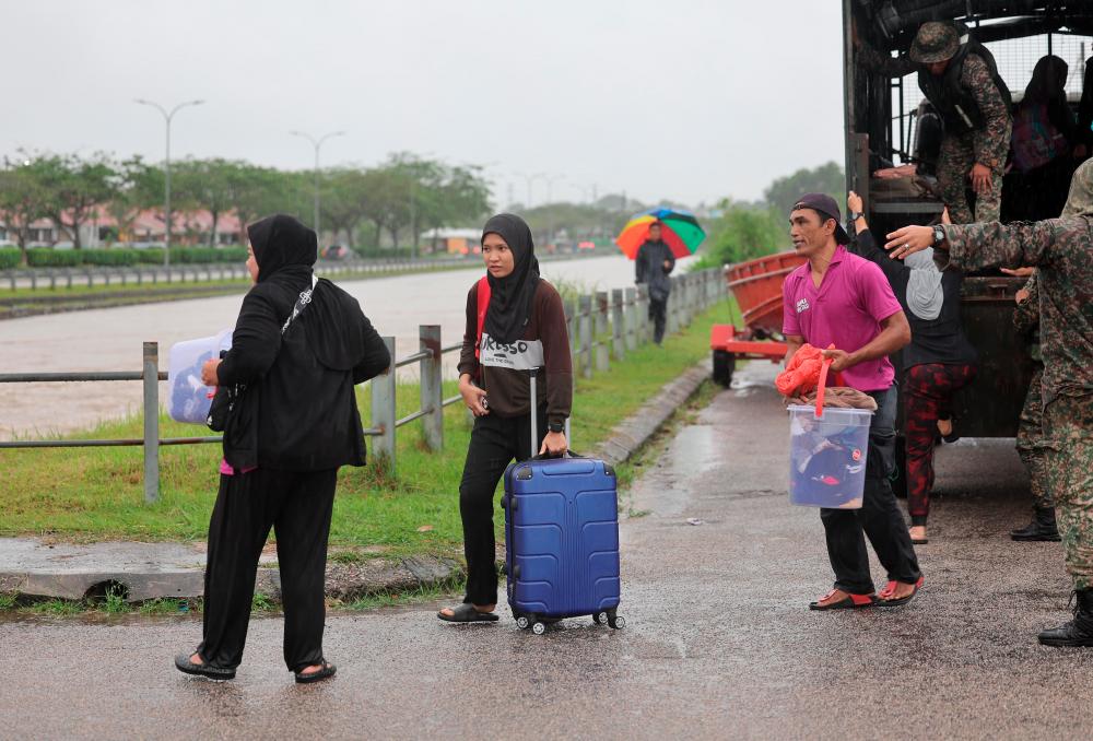 Anggota tentera membantu memindahkan mangsa banjir di Taman Desaru Utama, Bandar Penawar hari ini/fotoBERNAMA