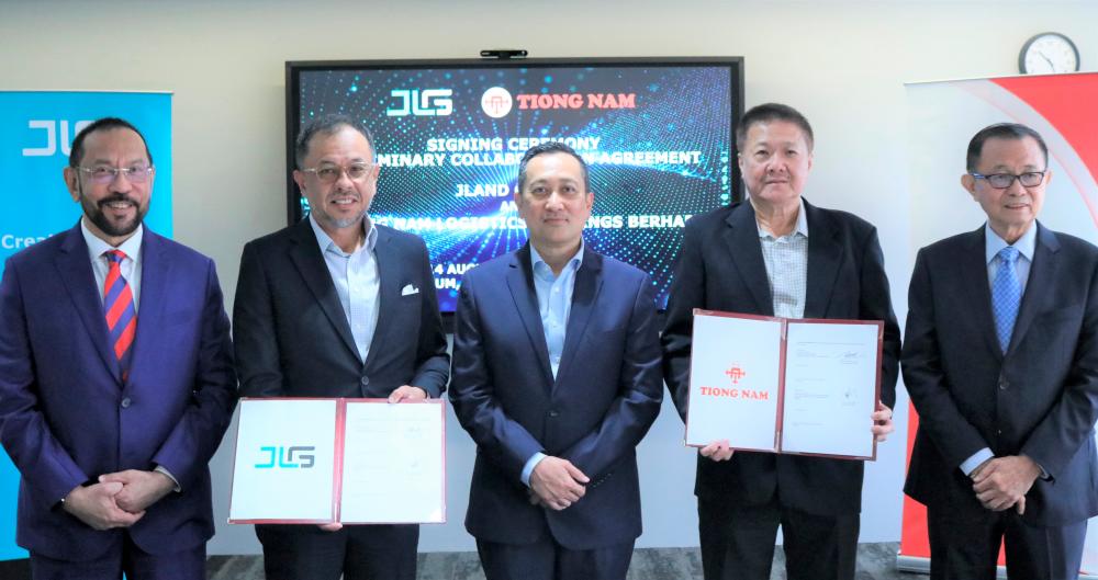 From left: Syed Mohamed, Akmal, Iskandar Regional Development Authority CEO Datuk Dr Badrul Hisham Kassim, Ong and Tiong Nam chairman Datuk Fu Ah Kiow @ Oh (Fu) Soon Guan at the signing ceremony.