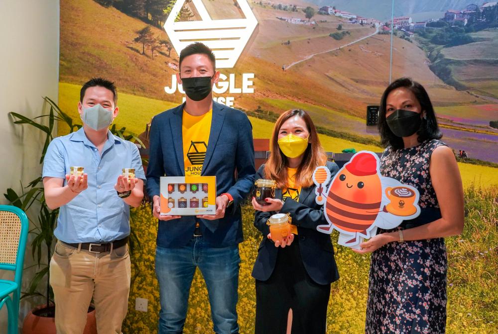 $!From left to right ; Ryan Oh (Jungle House Bangsar Store business partner ), Paul Poh (Chief Executive Officer ), Ashley Lam (Chief Business Officer) and dietitian Indra Balaratnam at Jungle House’s first cafe official launch.- JUNGLE HOUSE