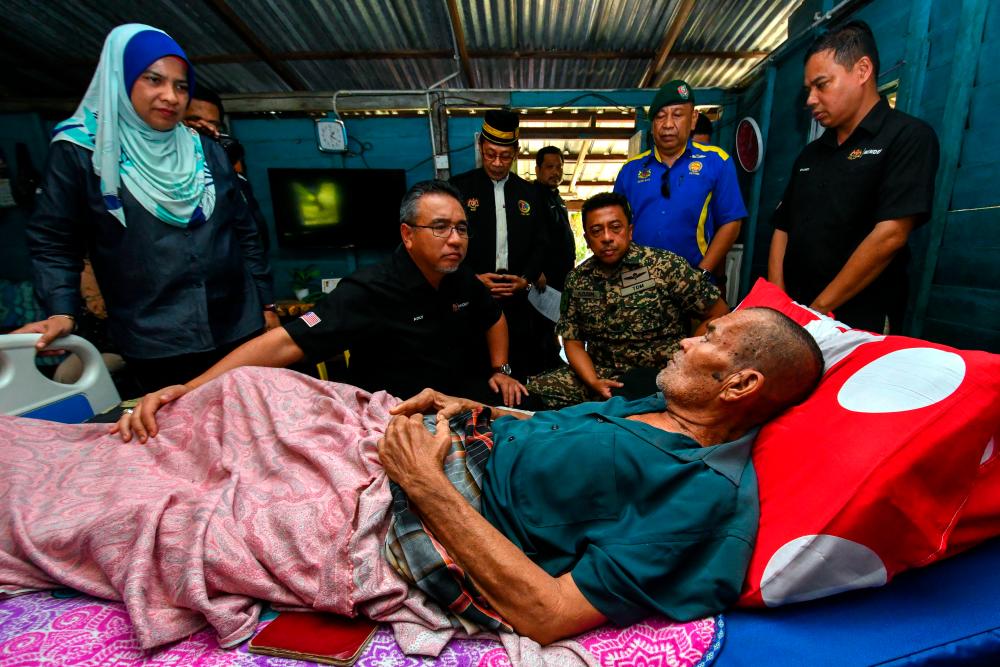KOTA BHARU, March 18 -- Deputy Minister of Defense, Adly Zahari (second, left) visited Malaysian Armed Forces (ATM) veteran, Lance Corporal Che Ahmad Mamat, 66, who was bedridden due to intestinal complications during the ATM Veteran Care Program Tour (PPV) in Kampung Pulau Panjang, Pengkalan Chepa today. BERNAMAPIX