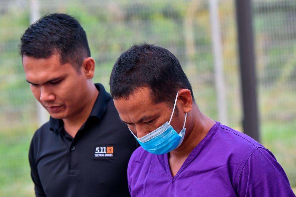 KOTA BHARU, 25 May -- Laborer Nik Nazli Nik Mohd Mustapha (right) pleaded not guilty in the Section Court here today to the charge of causing the death of his cousin by committing a negligent act and possessing a shotgun and four live bullets on May 12. BERNAMAPIX