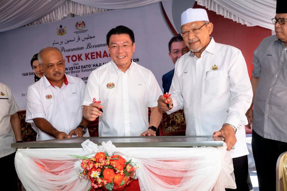 KOTA BHARU, 19 Mac -- Menteri Pembangunan Kerajaan Tempatan Nga Kor Ming (dua, kiri) bersama Menteri Besar Kelantan Datuk Ahmad Yakob (tiga, kiri) menandatangani plak perasmian Pasar Tok Kenali, Binjai hari ini. -- fotoBERNAMA