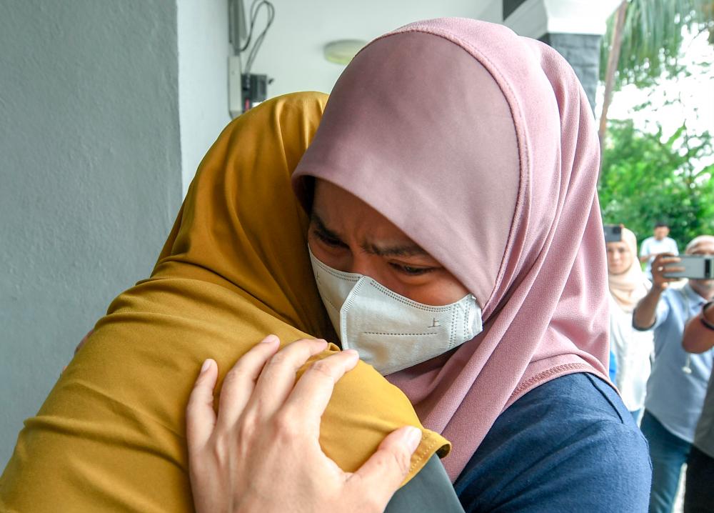 Ejen jualan produk kosmetik Rosnazirah Mohd Naim menangis ketika memeluk ibunya sebaik tiba di kediaman ibu bapanya di Kota Bharu/BERNAMAPix