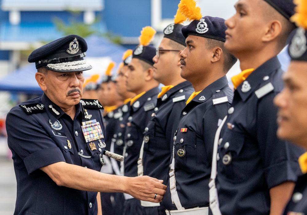 Kelantan police chief Datuk Muhamad Zaki Harun (left)/BERNAMAPix