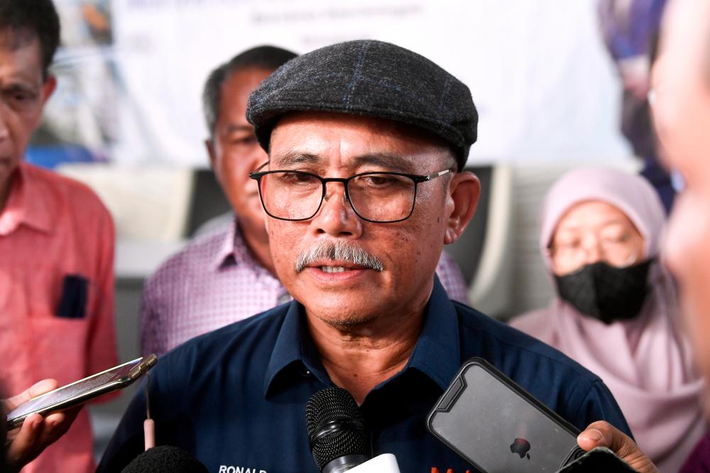 PASIR PUTEH, June 23 - Agriculture and Food Industry Minister Datuk Seri Dr Ronald Kiandee answered reporters’ questions after visiting Gelombang Utama Sdn Bhd in Tok Bali here today. BERNAMAPIX