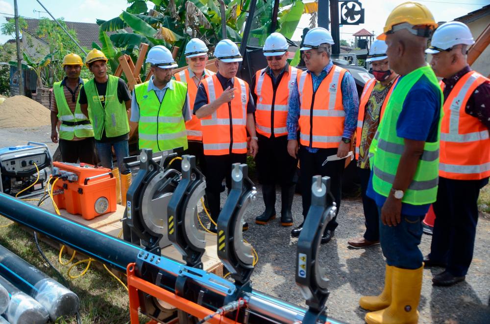 TANAH MERAH, 8 August -- Chairman of the Kelantan State Public Works, Infrastructure, Transport and Utilities Committee Datuk Sr Azami Mohd Nor (fifth, left) inspected the pipe replacement works after the groundbreaking ceremony for the replacement of old pipes throughout Kelantan State Package One at Surau Taman Indah today. BERNAMAPIX