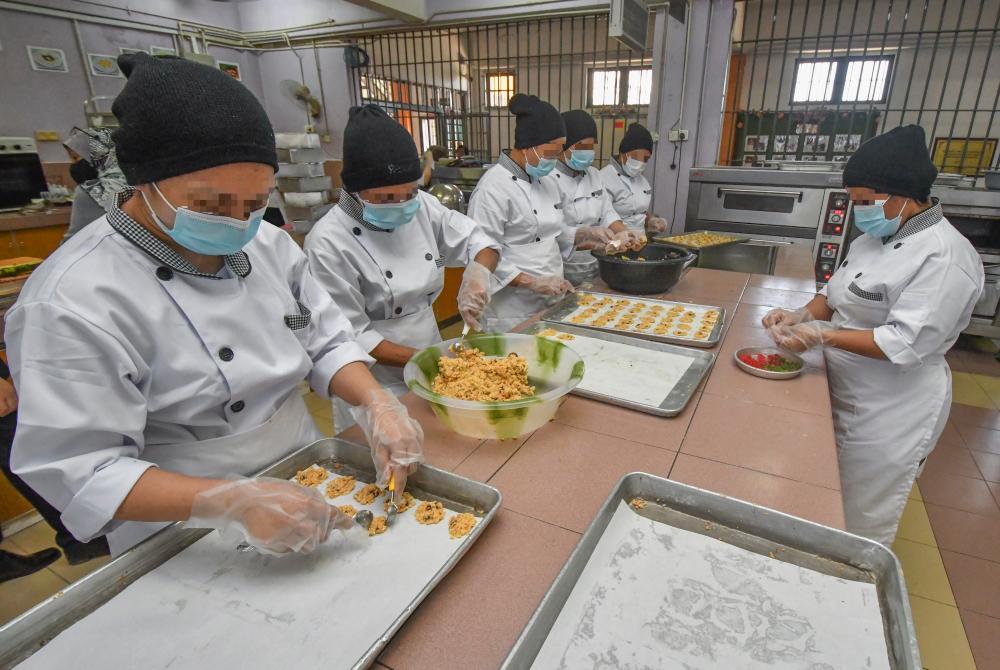 Inmates of the Pengkala Chepa Prison in the midst of baking, in this picture taken on June 5, 2020. — Bernama