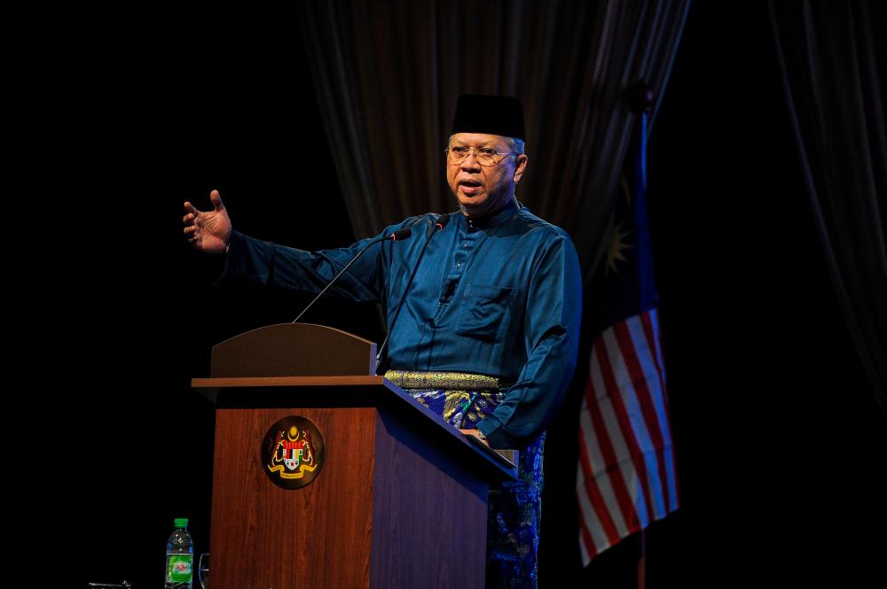 KUALA LUMPUR, 1 Julai -- Menteri Komunikasi dan Multimedia (MenKOMM) Tan Sri Annuar Musa berucap melancarkan Logo dan Tema Hari Kebangsaan dan Hari Malaysia 2022 di Auditorium Perdana Angkasapuri hari ini. fotoBERNAMA