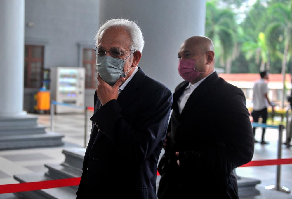 KUALA LUMPUR, 10 Ogos -- Bekas Pengerusi Felda Tan Sri Shahrir Ab Samad (kiri) ketika hadir di Kompleks Mahkamah Kuala Lumpur hari ini. fotoBERNAMA