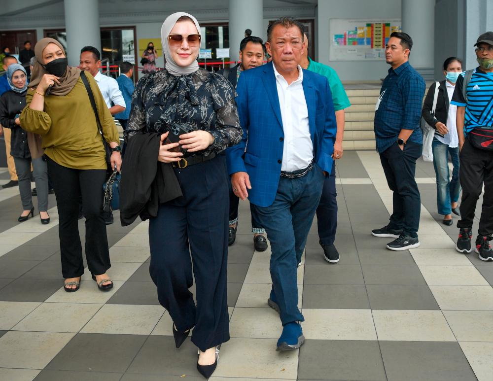 KUALA LUMPUR, 9 Dis -- Ahli Parlimen Kinabatangan Datuk Seri Bung Moktar Radin dan isteri Datin Seri Zizie Izette Abdul Samad tiba di Kompleks Mahkamah Kuala Lumpur hari ini. fotoBERNAMA