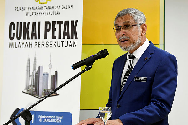 Federal Territories Minister Khalid Abdul Samad speaking at the launch of the parcel rent system for strata buildings at the Federal Territories Land and Mines Office in Kuala Lumpur today. — Bernama