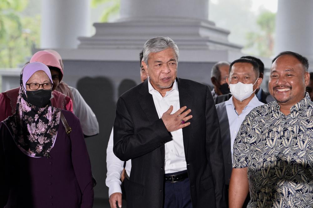 KUALA LUMPUR, 22 Sept -- Bekas Timbalan Perdana Menteri Datuk Seri Dr Ahmad Zahid Hamidi (tengah) hadir di Kompleks Mahkamah Kuala Lumpur hari ini untuk perbicaraan membela diri atas 47 pertuduhan iaitu 12 pecah amanah, lapan rasuah dan 27 pertuduhan pengubahan wang haram, membabitkan puluhan juta ringgit dana milik Yayasan Akalbudi (YAB).--fotoBERNAMA