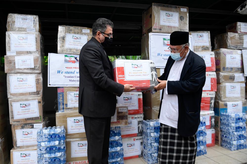 KUALA LUMPUR, Dec 31 -- Iranian Ambassador to Malaysia Ali Asghar Mohammadi (left) hands over flood relief items contributed by Iranian community in Malaysia to Mapim President Mohd Azmi Abdul Hamid at the embassy. BERNAMApix