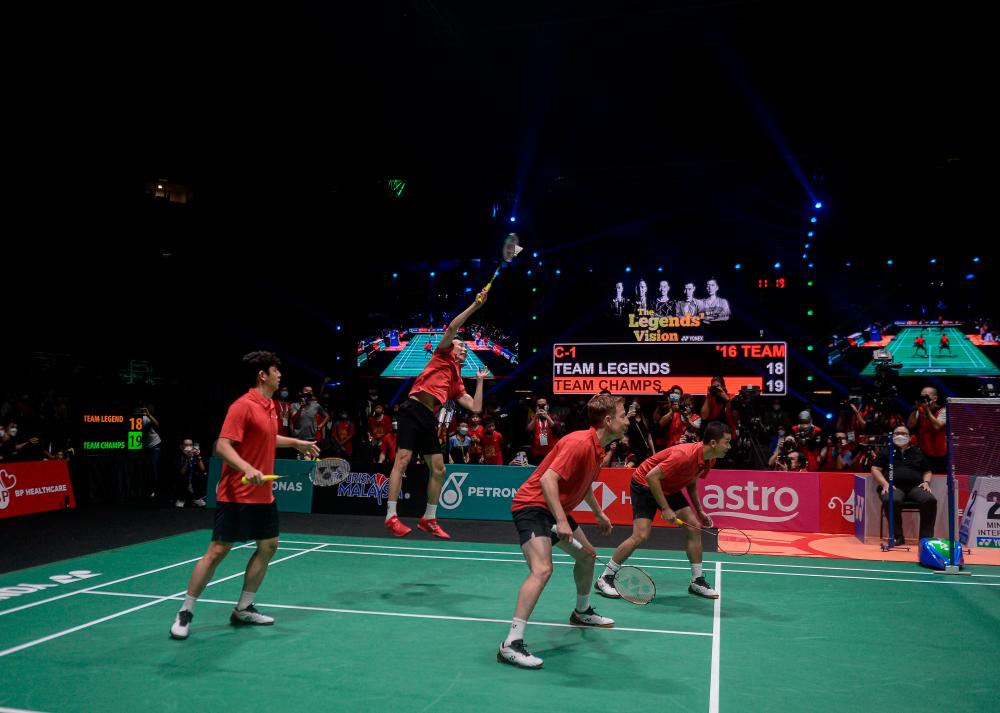 KUALA LUMPUR, July 2-Badminton legends (from left) Lee Yong-Dae, Datuk Lee Chong Wei, Peter Gade and Taufik Hidayat perform at The Legend’s Vision in conjunction with the Petronas Malaysian Open 2022 Championship at Axiata Arena Bukit Jalil today. BERNAMAPIX