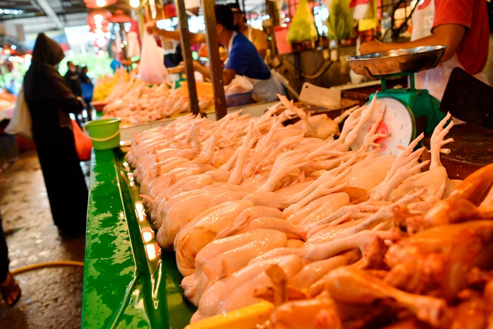 KUALA LUMPUR, 25 Jun -- Orang ramai membeli barangan basah di Pasar Chow kit ketika tinjauan hari ini. fotoBERNAMA