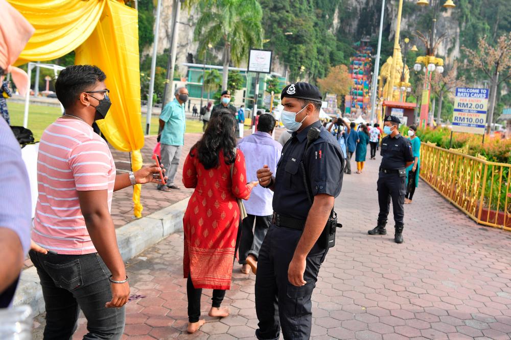 KUALA LUMPUR, Jan 18-Police officers inspected the MySejahtera of the public, especially Hindus who wanted to go to the Sri Subramaniar Swamy Temple, Batu Caves to perform religious ceremonies in conjunction with the Thaipusam festival celebrated today. BERNAMApix