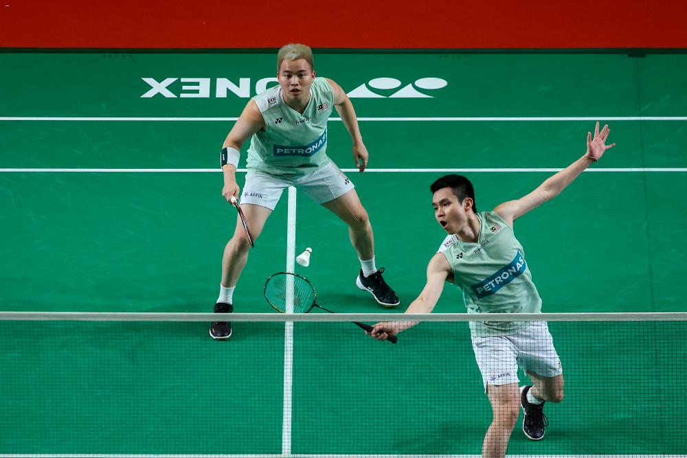 KUALA LUMPUR, 26 May -- The action of national doubles Aaron Chia (left) and Soh Wooi Yik during their match against Indonesian doubles Leo Rolly Carnando and Daniel Marthin in the quarter-finals of the Perodua Malaysia Master 2023 tournament at Axiata Arena Bukit Jalil yesterday. BERNAMAPIX