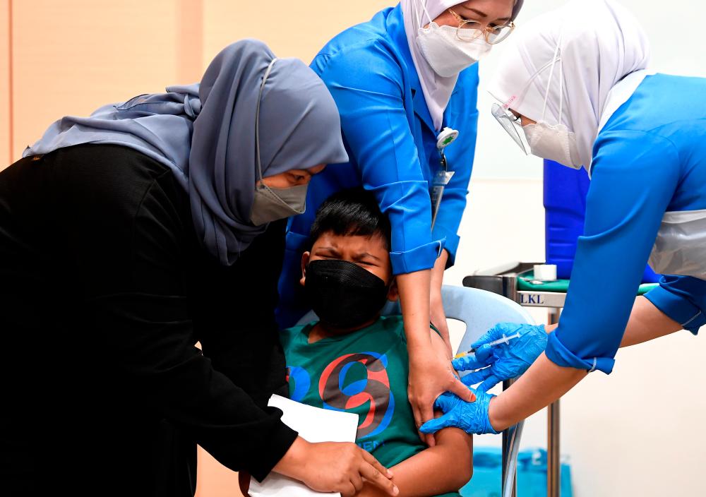 KUALA LUMPUR, Feb 3-Usaid Muzaffar Mohd Azlan’s younger brother, 6, was vaccinated at the COVID-19 Children Immunization Program (PICKids) Five to Under 12 at Tunku Azizah Hospital Kuala Lumpur today. BERNAMApix