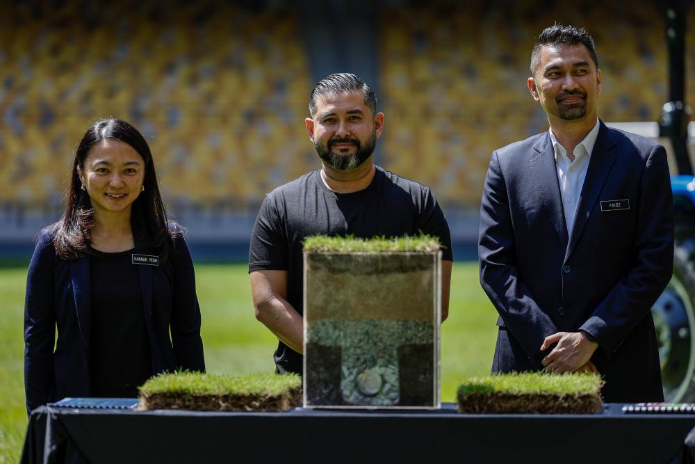 KUALA LUMPUR, 18 March -- Tunku Mahkota Johor Tunku Ismail Sultan Ibrahim (centre) who is also the owner of Johor Darul Ta’zim Football Club (JDT) agreed to attend the Inauguration Ceremony of the National Stadium Turf Replacement Project in Bukit Jalil, today. BERNAMAPIX
