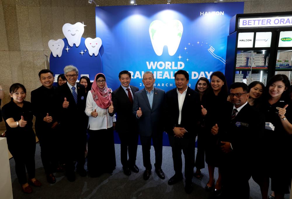 KUALA LUMPUR, 20 Mac -- Timbalan Perdana Menteri Datuk Seri Fadillah Yusof bergambar kenangan selepas merasmikan Sambutan Hari Kesihatan Mulut Sedunia dan Pelancaran Dasar Kesihatan Pergigian Kebangsaan hari ini. fotoBERNAMA