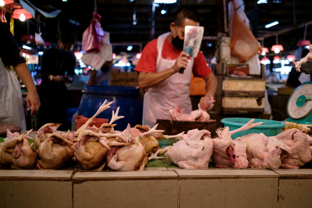 KUALA LUMPUR, May 23 - The atmosphere at a stall selling raw chicken at Pasar Dato Keramat. BERNAMAPIX