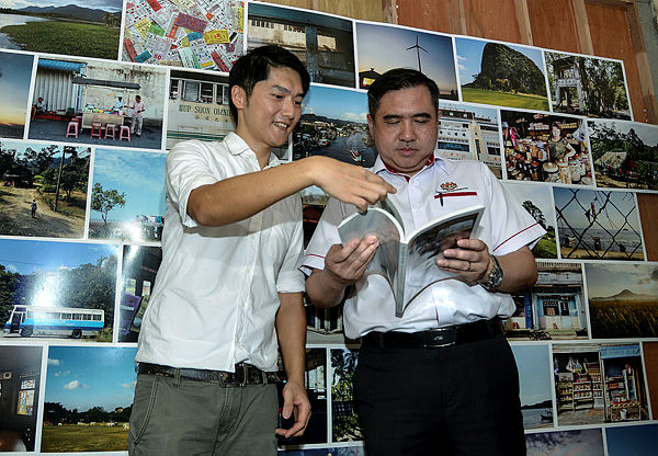 Transport Minister Anthony Loke Siew Fook (right) during the ‘My Journey By Bus’ (MJBB) Exhibition at RexKL 80, Jalan Sultan today. — Bernama