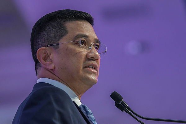 Several members of parliament meet at Azmin’s residence