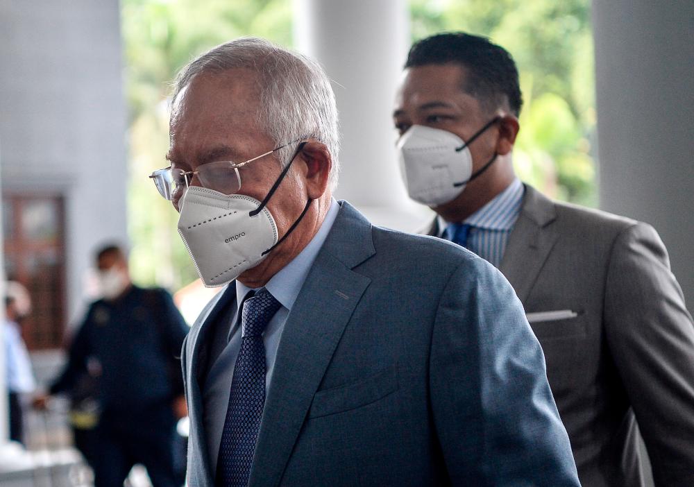 KUALA LUMPUR, 23 Jun -- Bekas Perdana Menteri Datuk Seri Najib Tun Razak (kiri) hadir di Kompleks Mahkamah Kuala Lumpur hari ini, bagi sambungan perbicaraan berhubung kes 1Malaysia Development Berhad (1MDB) yang dihadapinya. fotoBERNAMA