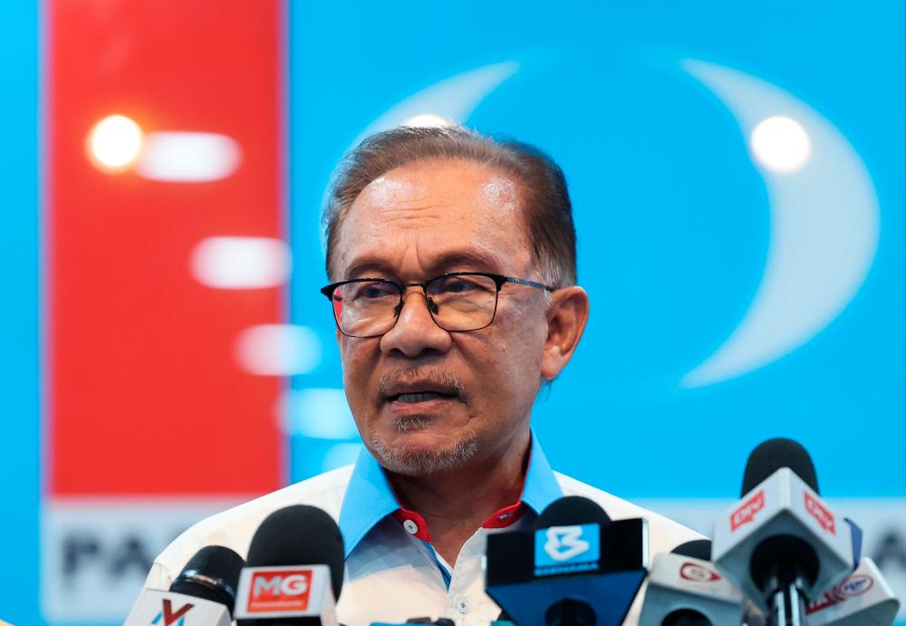 PETALING JAYA, 6 Feb -- Perdana Menteri merangkap Presiden PKR Datuk Seri Anwar Ibrahim mengadakan sidang media selepas mempengerusikan mesyuarat pimpinan Keadilan di Ibu Pejabat PKR hari ini. fotoBERNAMA