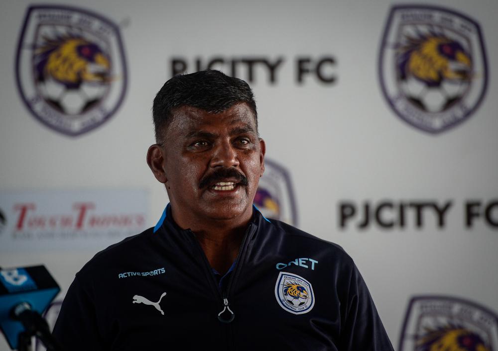 PETALING JAYA, Jan 17 - Petaling Jaya City FC team manager K. Rajendran spoke at a press conference on new players for the 2022 season at the Petaling Jaya City Council Stadium today. BERNAMApix